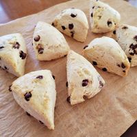 デコレーションで余った生クリームやホイップクリーム、どうしていますか？,すこーしだけ余った時でも、これなら無駄にせずに美味しいチョコに変身できるよ！, すぐ食べない時は冷凍保存！, 冷蔵庫で解凍してから食べるよ。,中がトロッとして美味しいよ♡,お菓子作り ,レシピ動画,時短スイーツ ,スイーツレシピ ,簡単アレンジ動画 ,チョコレートレシピ ,再現レシピ ,