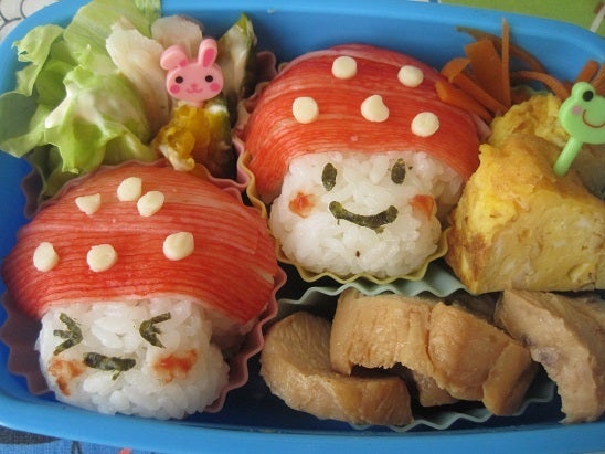 他のかわいいお弁当はこちらから𐩢𐩺▷▷ @chyakobento , スーパーキノコ、スター、ファイアフラワーでマリオ弁当作りました⸝⋆ ,薄焼き卵をきれいに作るコツは片栗粉を入れることです！, 過去に薄焼き卵の作り方リール投稿してるのでチェックしてくださいねෆ , ‎𓊆使用グッズ‎𓊇, おにぎり なるほど押し型 プチ, →セリアで購入, 丸型&楕円型, おかず抜き型