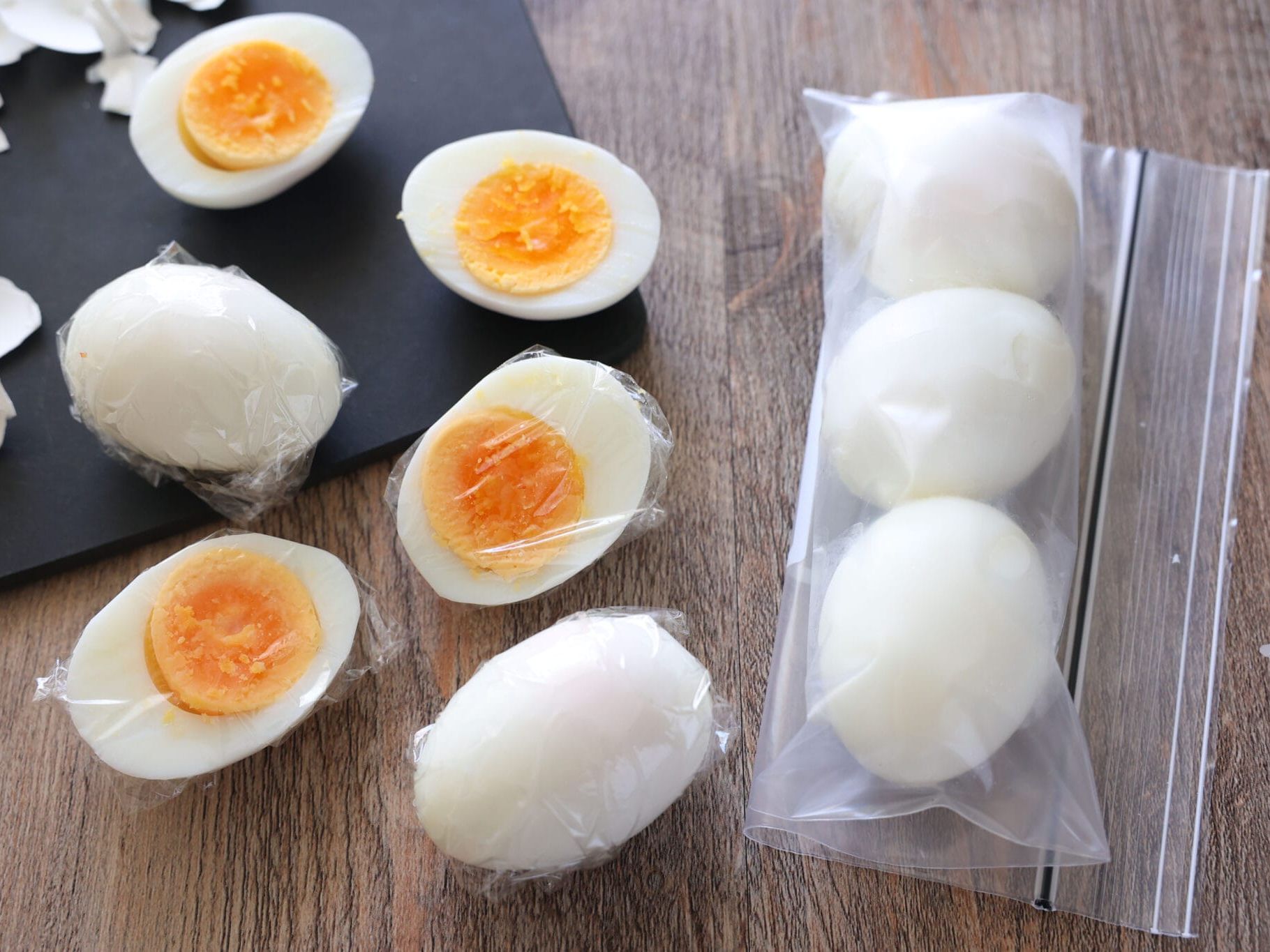 ✿ 2歳頃〜推奨 幼児食取り分けレシピ こども煮卵3種類 ☺︎ ちょうど火が通るくらいの茹で加減で作る 安心して食べられてパサつきにくい煮卵のレシピです。全部黄色にならずオレンジ色が残るくらいの加熱具合を目指してみました✨ 煮卵といっても漬け込むタイプなので味