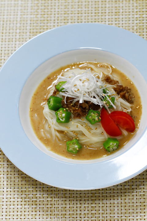 野菜たっぷりのごまだれうどん