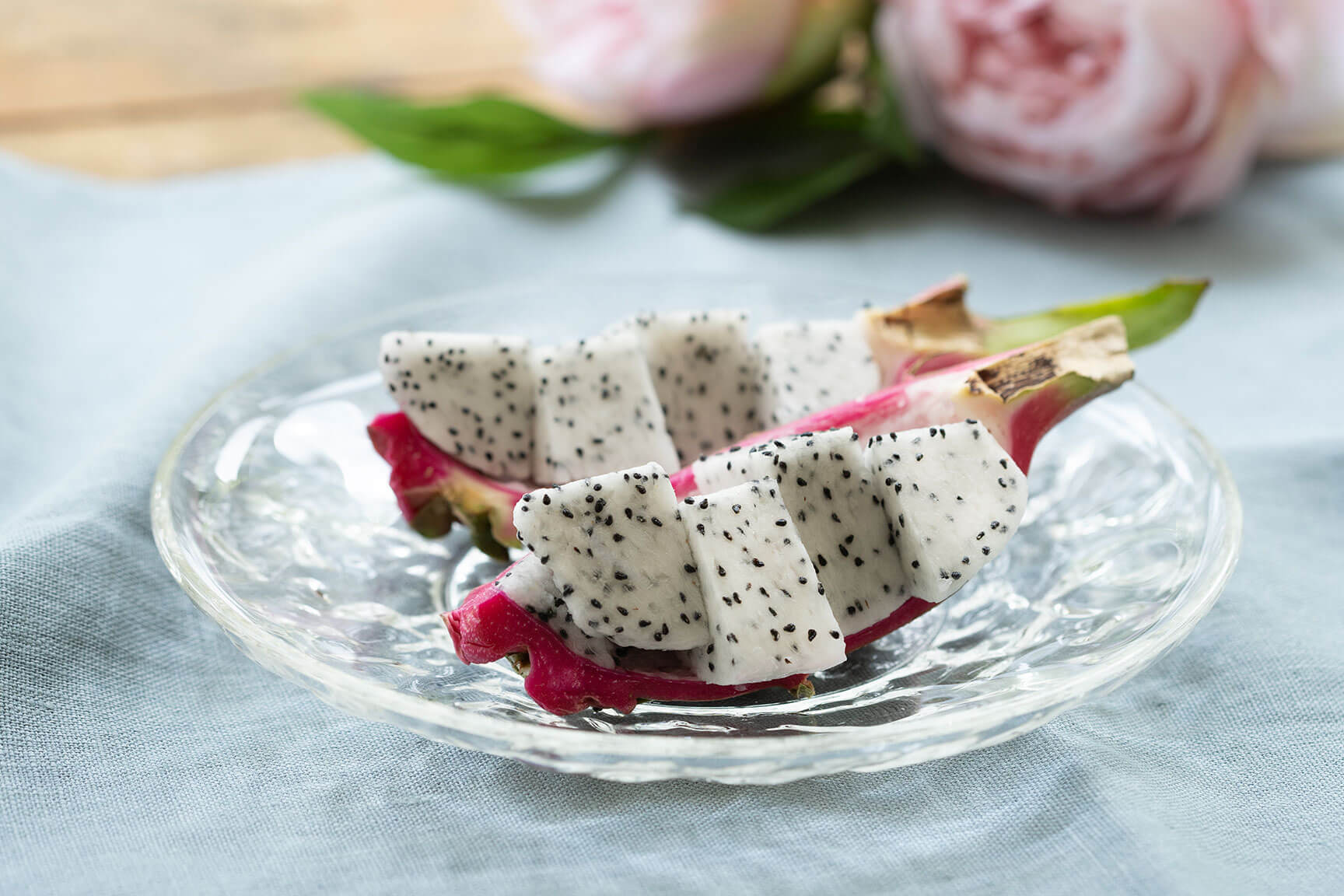 ドラゴン フルーツ赤果実味中の黒い種を持つタイで広く栽培されています。の写真素材・画像素材 Image 43524447