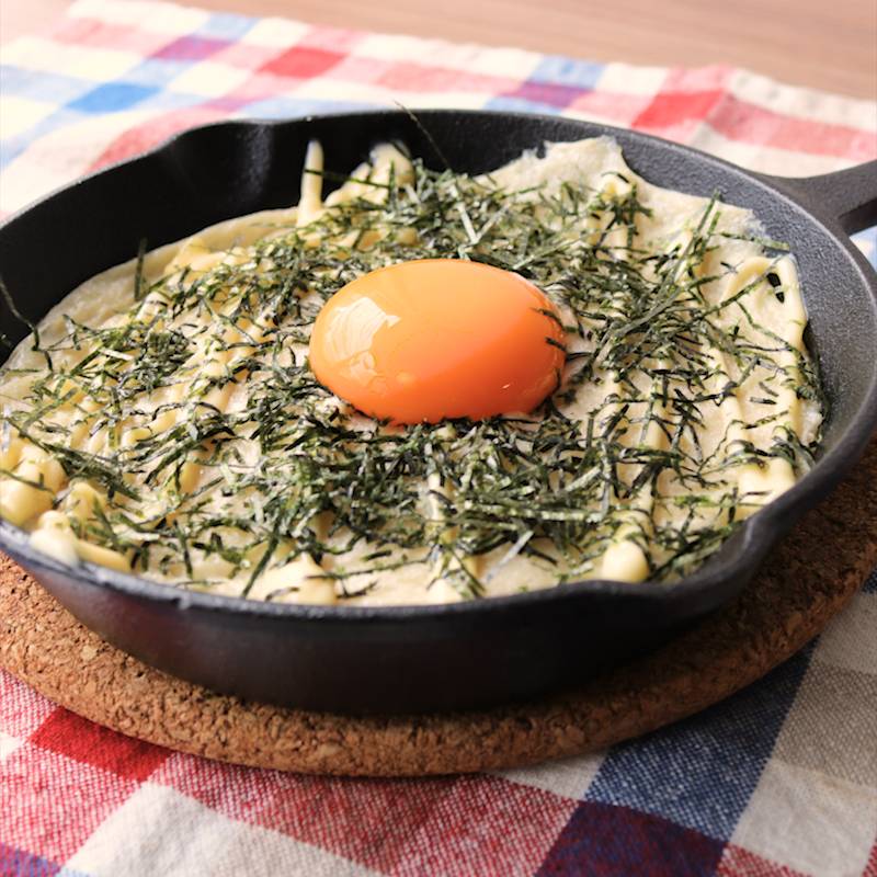 鳥貴族のふんわり山芋の鉄板焼鳥貴族定番メニューのひとつ とりきメニューで2番めに好き。 ・ 出し入りとろろが薄くのばされ鉄板で半熟な感じに焼かれた上に 気ままにほとばしるマヨネーズライン 刻み味付け海苔のバサァ感 よいうずらたまごとマヨネーズをとろろと