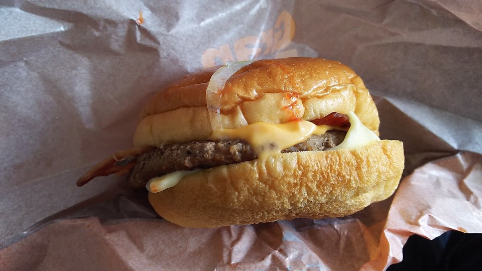 マクドナルド「ダブチ」が6年連続売上1位！ 岡田准一さん出演の新CM放映 - グルメ Watch