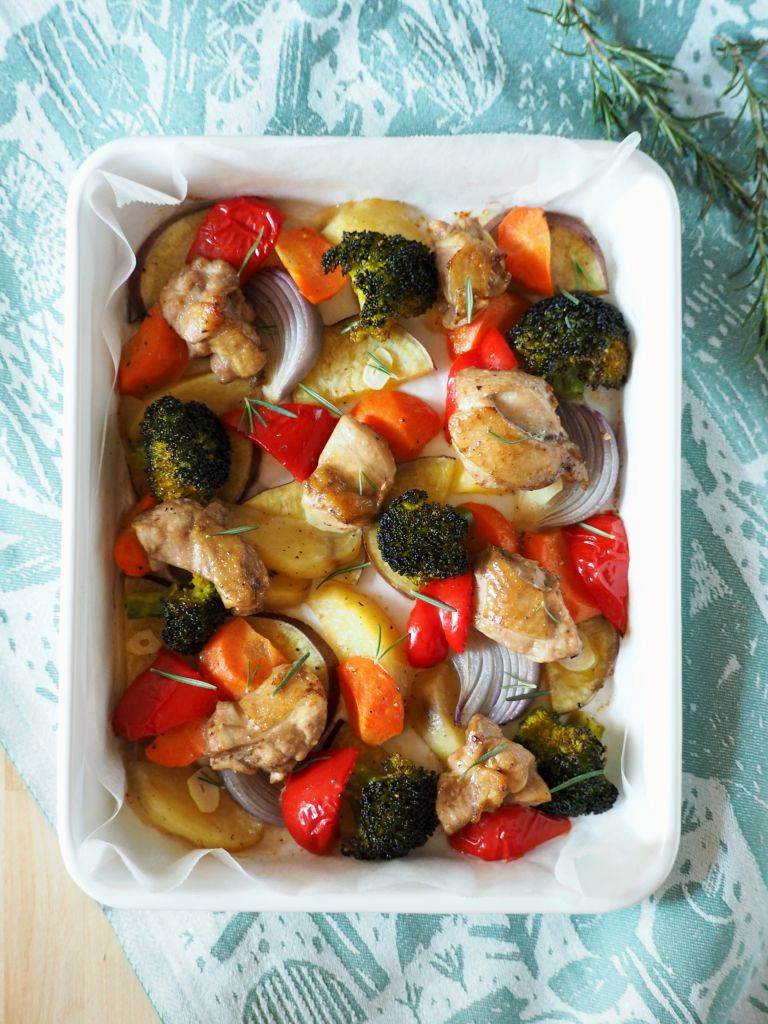 野菜とチキンの皮パリオーブン焼き！ワインソース付き