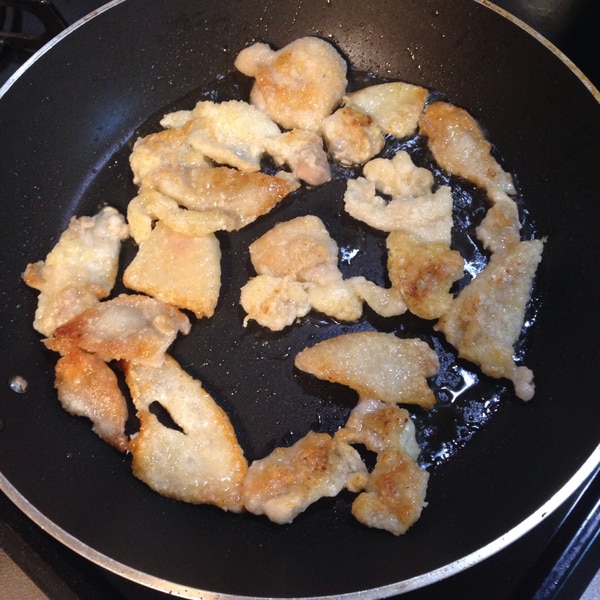 カリカリな衣 実は“えのき”だって!? 刻んだえのきまみれの鶏肉を焼く！「揚げない唐揚げ」作ろう！ニフティニュース