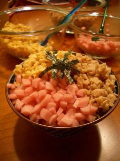 鶏そぼろ丼🤔@fuuuharu_gohan さんの投稿をお借りしました @fuuuharu_gohan ↩︎ とりわけ幼児食・離乳食 ⁡定番メニューの鶏そぼろ丼です🐓♡ ⁡ 我が家はそぼろ丼は鶏派だけど もちろん豚ひき肉でも 牛豚合い挽きでも 代用可能です🫶🤍 ⁡ 大学の頃一瞬だけバイトして