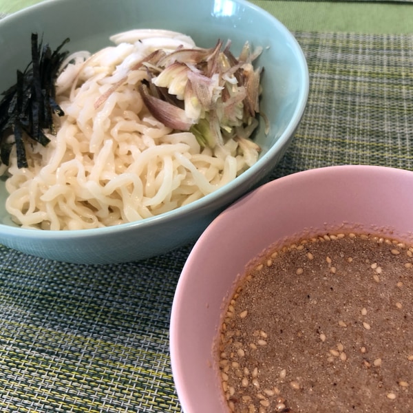 昨日はフジテレビのノンストップで見つけたレシピでバンバンジー風ごまだれうどん✨ 実際のレシピの材料ではむね肉だったところをささみに代用したり、ねり胡麻 だったところをすりごま、マヨネーズ、ごま油で代用してみたりしたけど、かなり美味しくできました❣️ 豆苗や