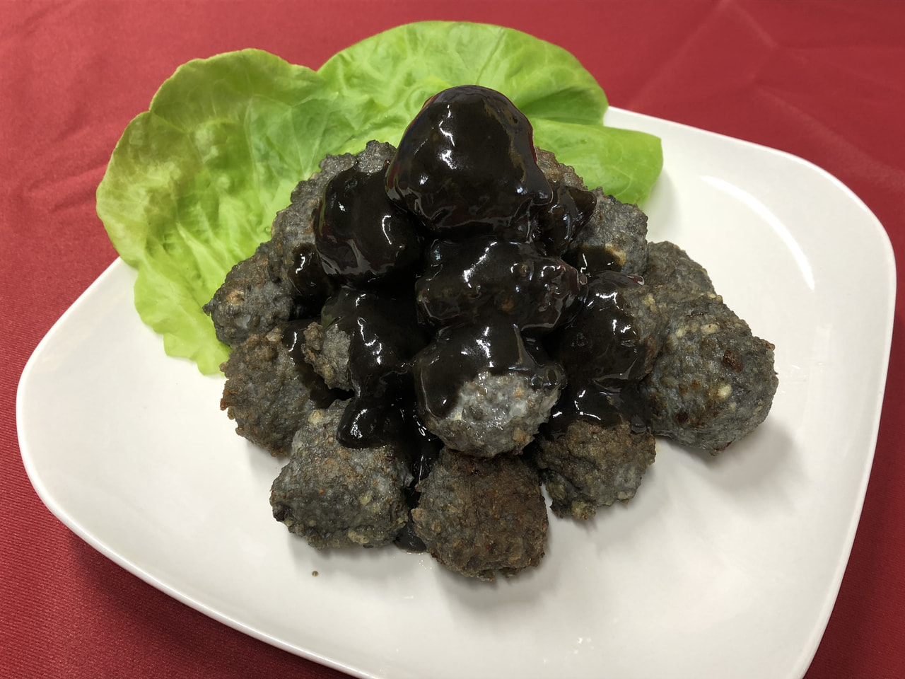 黒いオムライス 食べたいとか 美味しいとか そういうのは 関係なく ただ作ってみたかっただけ 黒いねりごまを白身に混ぜて 黒くしてます。 ガラの入る料理やキャラ弁とかって料理の技術よりも、美術のセンスが とても重要だと感じた とてもヘンテコになりました