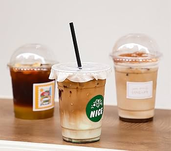 自然の背景のボケ味のテイクアウト カップでアイス コーヒー ラテPremium写真