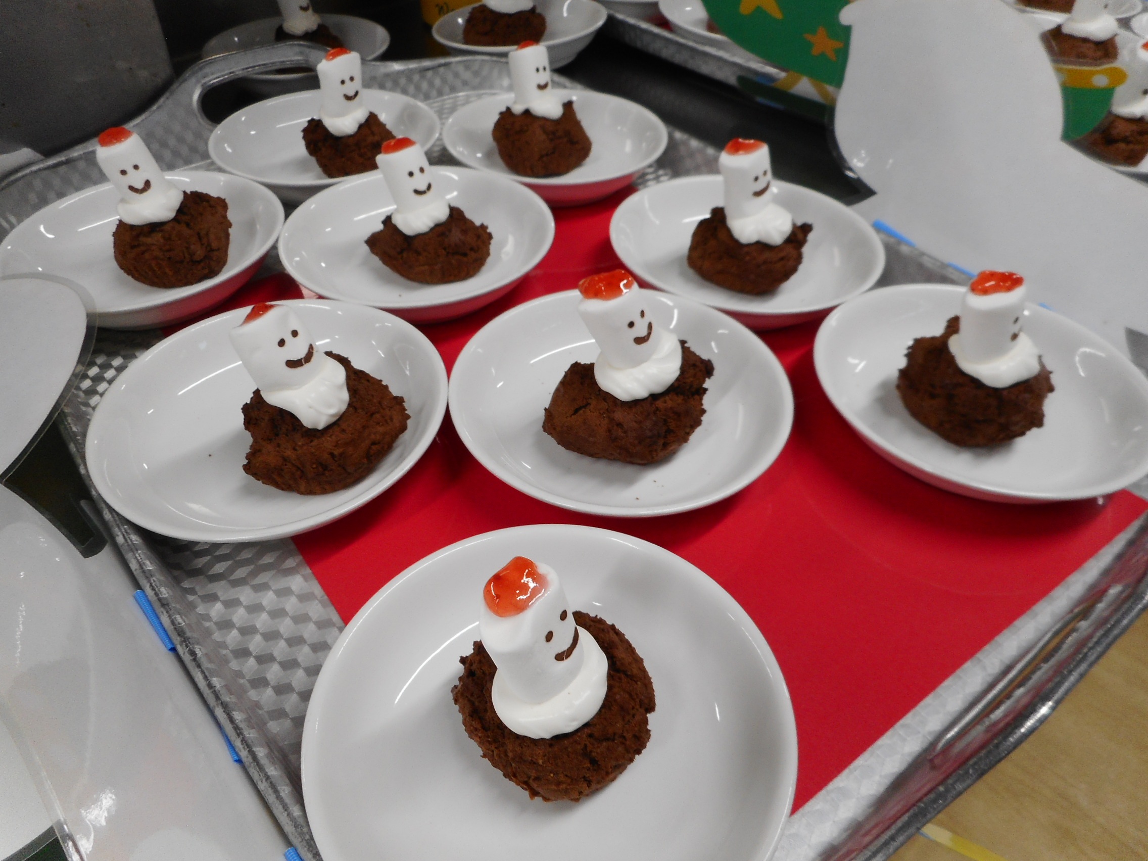 保育園おやつ＊シフォンケーキ * 2月お誕生日会おやつ🎂 子どもたちのお皿にケーキが収まるように、18cm型に生地を半量くらい流し、あまり高さが出ないように焼きました☺️シフォンケーキは砂糖控えめに作り、最後にホイップした生クリームに手作りのいちごジャム合わせ