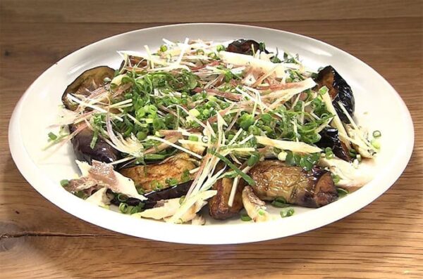 茄子のたたきの作り方🍆, ・, ・, 以前テレビで見て絶対食べた〜い！！と思っていた, 高知のソウルフード！,鰹のたたきならぬ、茄子のたたきです。, ・, ・, ただの揚げなす？と思いきや、焼いた鯵のほぐし身をのせるのが茄子のたたきのポイント✨, ・,揚げたジューシーなとろ茄子に、, 鯵のうまみとたっぷりの薬味が最高〜💕, 間違いなくお酒がすすみますよ〜😆🍺,