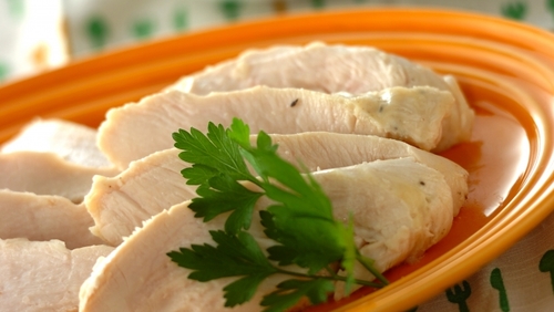 やわらかゆで鶏のニラごまソース, オルビスさんでもご紹介してる鶏胸肉を使った茹で鶏レシピです。,茹でるといっても、余熱調理なので放っておくだけです。余熱時間がかかるので、時間に余裕があるときにぜひ！胸肉がしっとり柔らかく仕上がります。,🌝鶏胸肉2枚 600gほど にそれぞれフォークで刺してから、, 砂糖小さじ1弱、塩小さじ1弱をそれぞれにすり込む。,