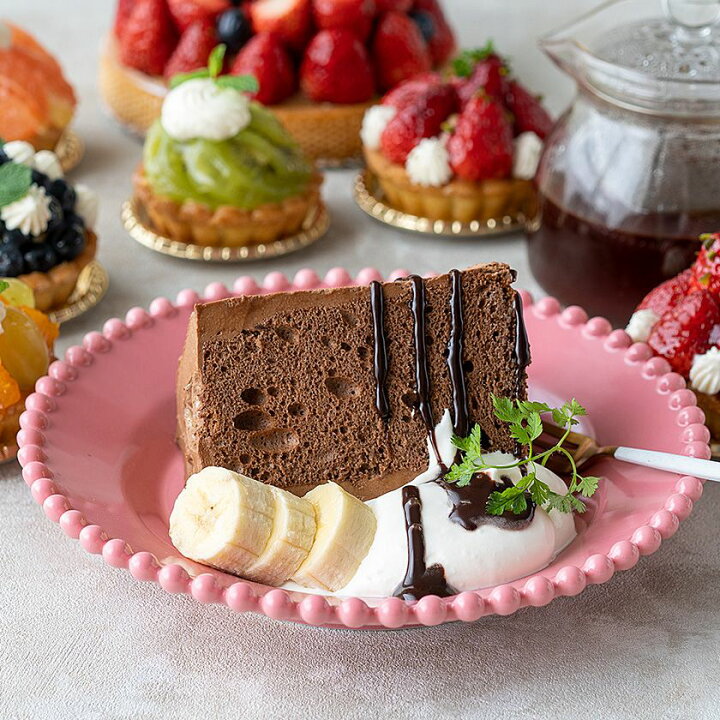 ライトピンクのお皿に、ピンクスイーツを盛り付け