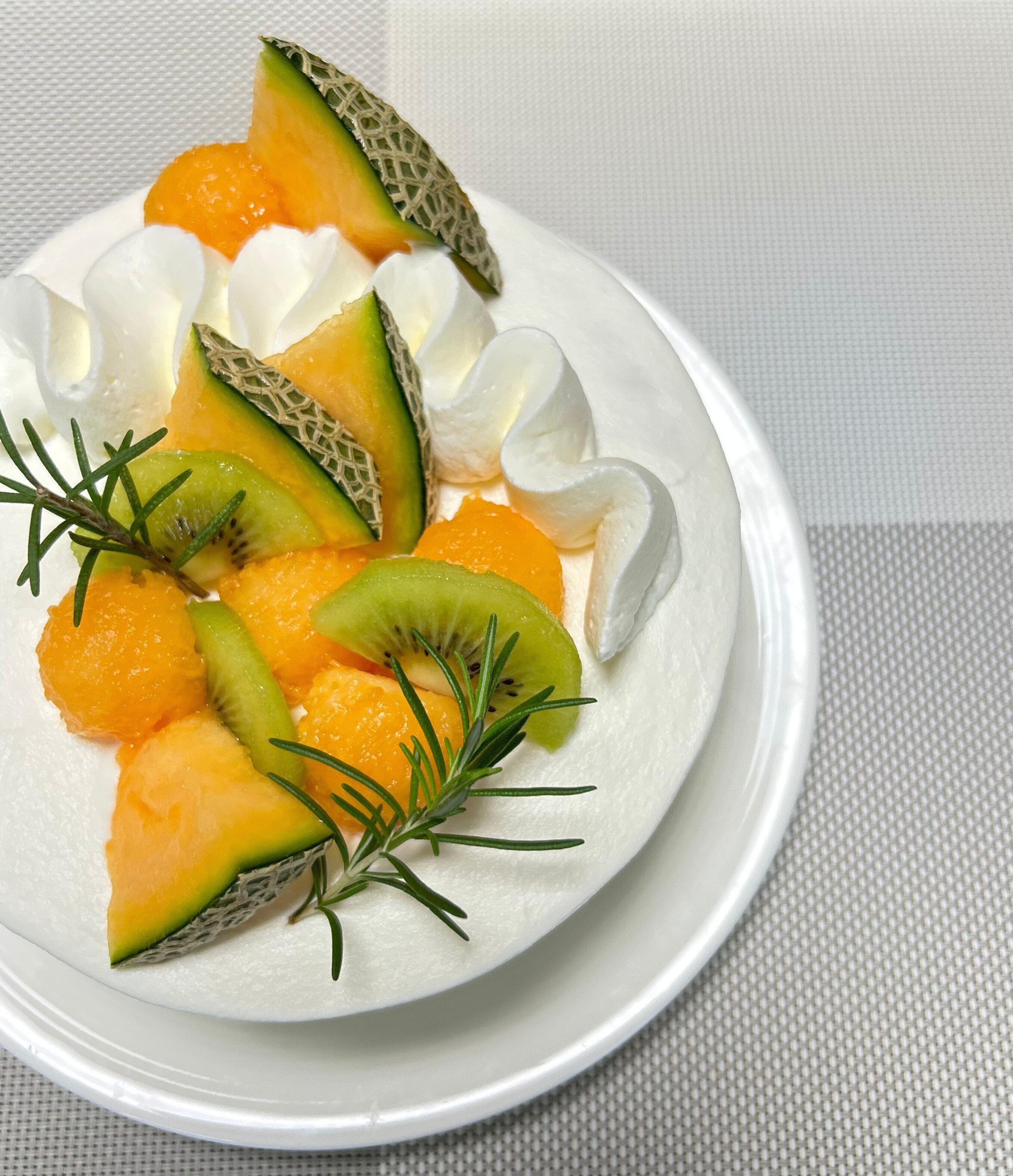 いちご🍓を使ったケーキは外国の🍓の物もございます。 気になる方は店頭にてお声掛けくださいませ。 現在、いちご以外のフルーツ🍈🍋🥭🫐を使った ケーキも増えてきています。 お値段についてですが 材料費の高騰により、少し値上がりしています。ご理解いただけますよう