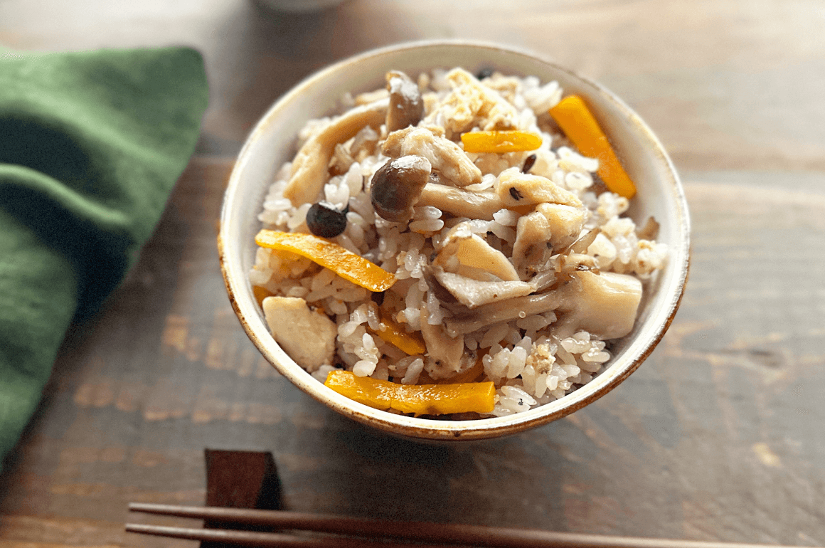 人気の鶏肉と舞茸の炊き込みご飯2合のレシピ。めんつゆで簡単作り方！ - つくりおき食堂