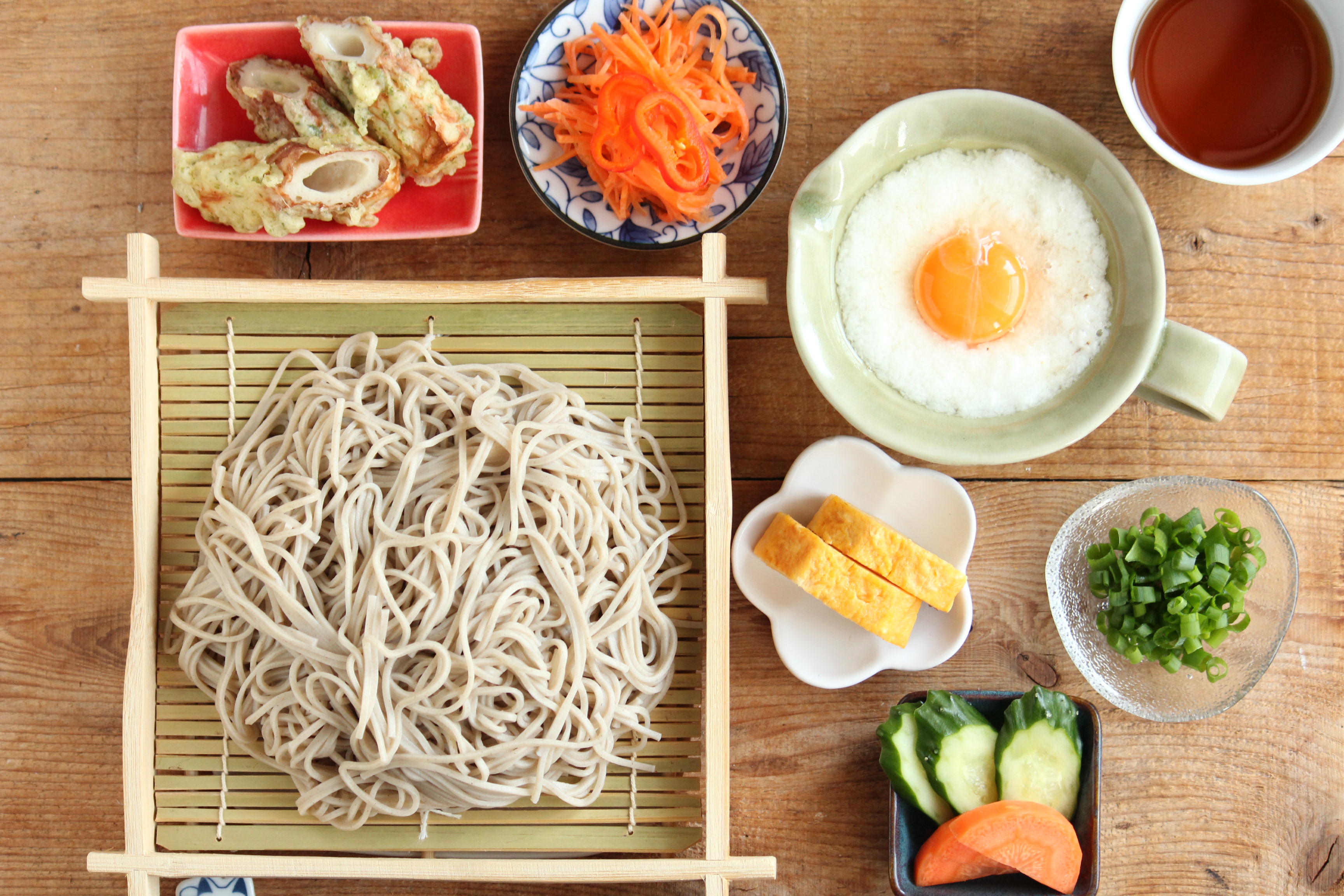 久しぶりに米沢『十割 手打ちそば しげ邸』 盛りそば 付け合わせ有り 800円＋天ぷら450円。自家栽培十割手打ち蕎麦。盛り合わせと天ぷらもボリュームたっぷりでコスパ最強。満席状態で店主のおじいちゃんがコルセットしながら奮闘していました。ご馳走さまでした🙇🏻‍♂️