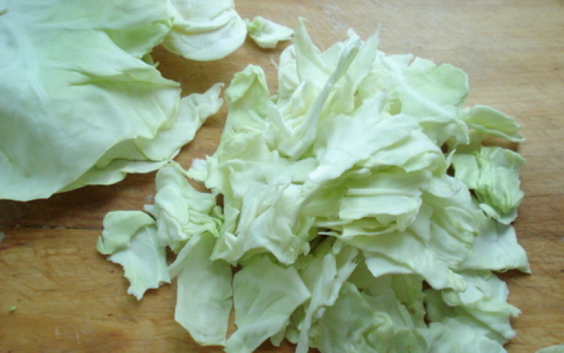 手撕包菜做法：包菜去掉表面的叶子，对半切开，去掉根部，再将剩-美图社区-美图秀秀