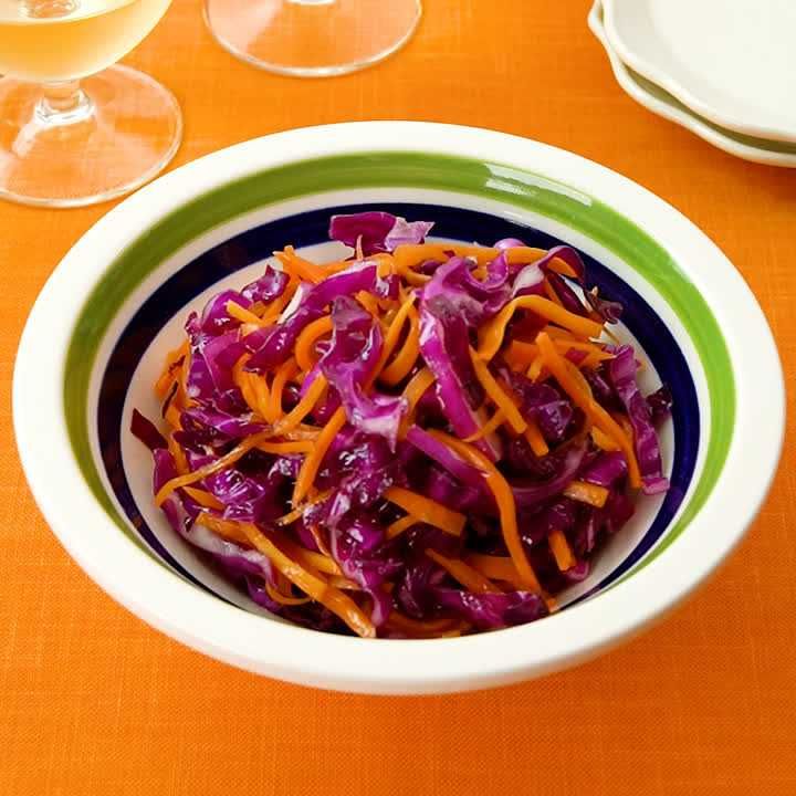 紫キャベツのラペ パリパリ無限にいけるやつ✨ ポイントはお馴染みの「塩揉み」です😊分量紫キャベツ 半玉 約450gくらい塩 適量 酢小さじ1 砂糖 小さじ1 サラダ油 小さじ1 今回は米油を使ってます♪作り方1️⃣紫キャベツは千切りにして 大体でOK