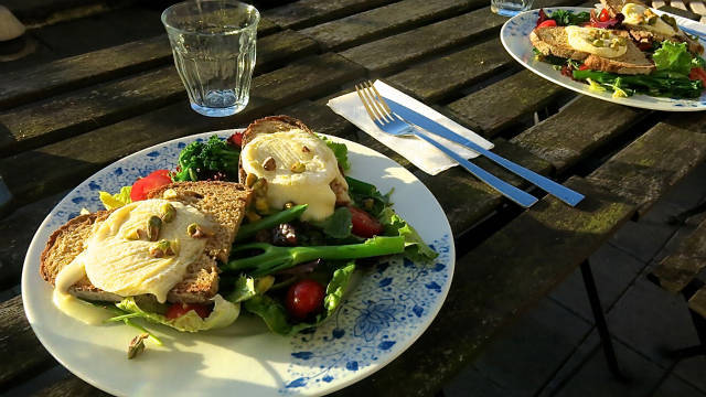 1つ35gの可愛いヤギ乳チーズ🐐が初入荷しました♪ フランス南西地方でつくられる、柔らかなAOCシェーブルです🇫🇷『ロカマドゥール』ぜひお試しください✨山口県ワイン山口ワイン山口チーズワインショップグローサリーナチュラルワインwineshopcheeseshop