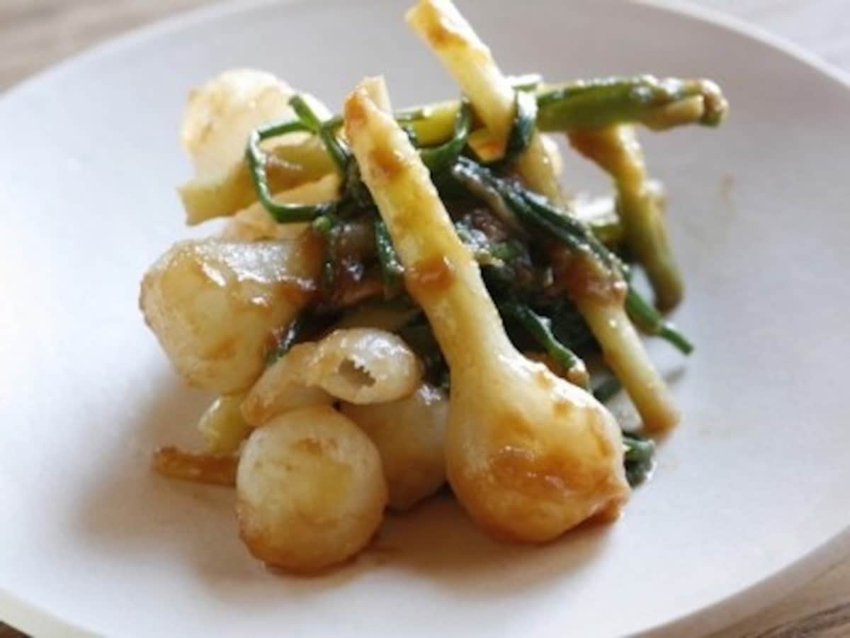 ノビル 野蒜 を摘んで おしたしにして食べました 春の野草はおいしい レシピ １ 摘んだノビルの根をハサミで切って ２ 茎の薄い皮ははいで ３鍋で茹でる ３分程４ 刻んで酢味噌で味付け