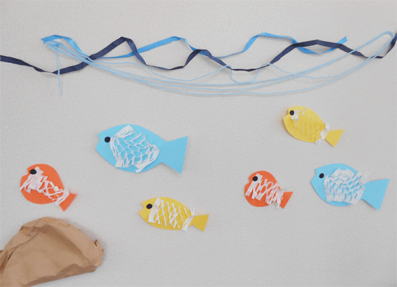 「小魚」壁面飾りの作り方！無料型紙で簡単！ さかな ７月 ８月 海の生き物 画用紙 工作 壁面装飾 ペーパークラフト paper craft