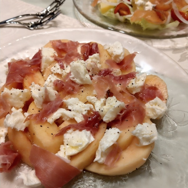 桃とモッツァレラのカプレーゼ