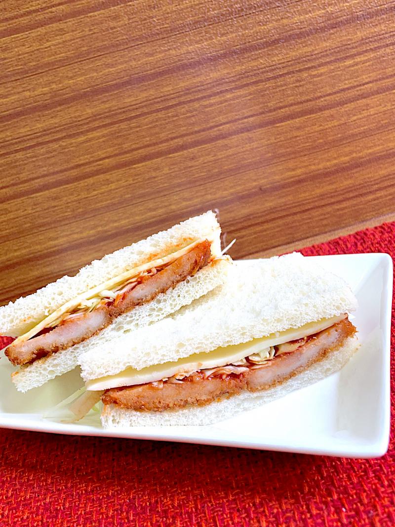 楽天市場 肉本来の旨みを味わう極厚カツサンド 桜王の上ロースカツサンド 3カット 大分県の貴重なブランド豚 完全手作り 追いソース付きボリューミーな惣菜サンドイッチ 冷凍便 とんかつ とん樹 送料込: おんせん県おおいた online shop