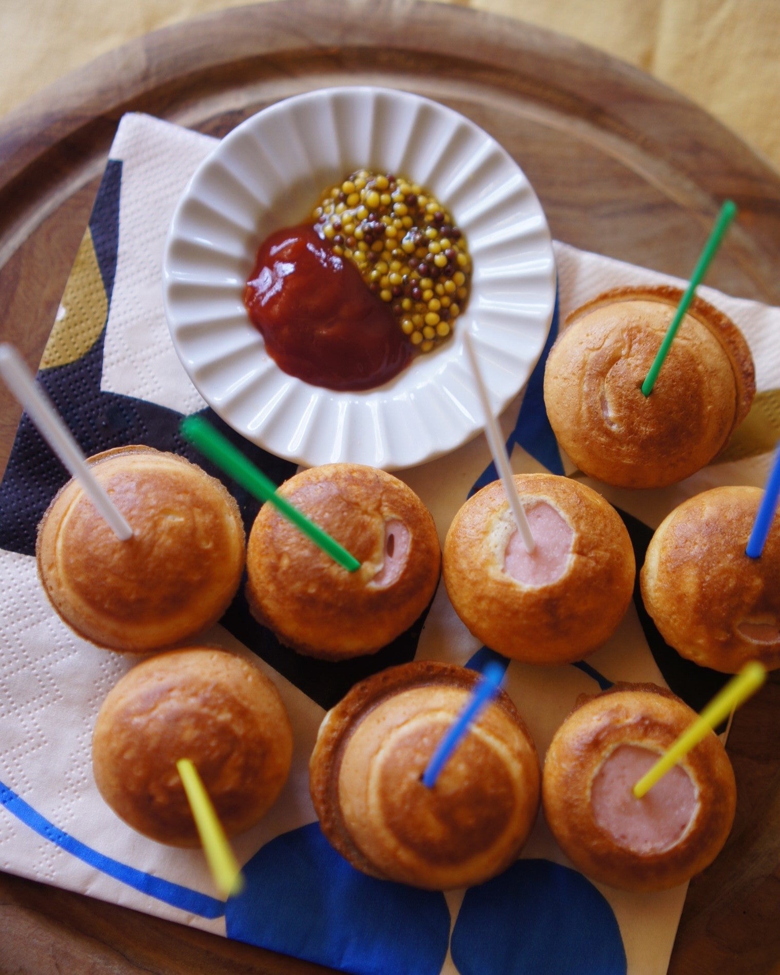 ホットケーキミックスでワッフル、プレーンとココアの2種類を作りました。米粉もプラスして、よりもっちり感のあるワッフル になりました ^｡^ 材料は各5枚分でホットケーキミックス200g、米粉50g.、卵エンゼルPLUS by 森永製菓