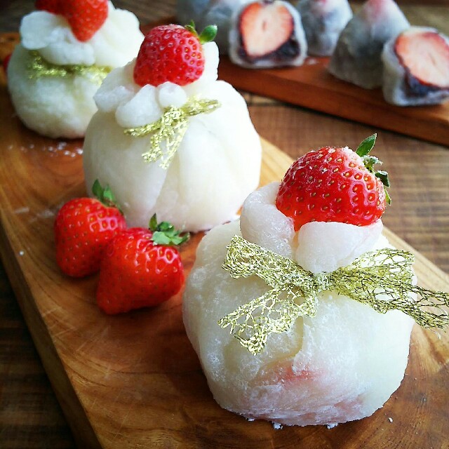 甘酒で作るいちご大福。 求肥や白あんには、 砂糖がたっぷり使われているイメージですが このレシピは甘酒をベース作るので ヘルシーないちご大福がお家で作れます。手作り大福の特権は できたてのやわらかくて もちもちな食感を楽しめること。 これぞ至福の味