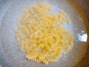 揚げずに簡単♪ 「 パスタスナック」 このレシピのポイントは↓の投稿文をチェックしてくださいね✨⁠ .⁠----------------------------------⁠ ✍️このレシピのポイントは ⁠ .⁠ ✔️おやつやおつまみにも✨⁠✔️カリカリ食感！⁠ ✔️お好みの調味料でアレンジするのも