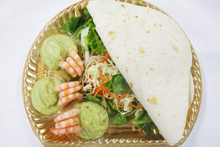 たっぷりの具材をトマトジュレでサッパリと味わうファミマの「全粒粉入りトルティーヤ ベーコンチーズ 」ダイエット 、フィットネス、ヘルスケアのことならFYTTE-フィッテ