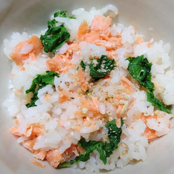 炊飯器で鮭のだし炊きご飯！☺️,材料 , ・お米２合, ・鮭の切り身 甘口 2切, ・しめじ100g,調味料 , ・白だし大さじ2.5,・料理酒大さじ2, ・しょうゆ小さじ2,作り方 🍳, 1.お米を研いだら、30分以上吸水させる。, 2.調味料を全て入れ、水を２合目盛りまで入れたらよく混ぜる。, 3.鮭、しめじを入れたら、通常炊飯,