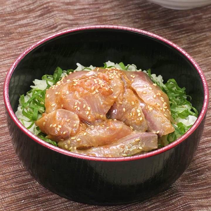 めんつゆに漬けるだけ！ごま油香る「サーモンの瓶漬け丼」の作り方 – 簡単男飯レシピ・作り方 – GOHAN