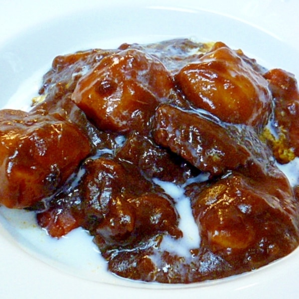 ビーフシチューごはん🍛 ⁡ おととい作ったビーフシチューで ワンプレートランチ。 ⁡ ちょっと固めの薄切り牛肉、 じっくり煮込んだら柔らかく☺️👌⁡ 市販のルーで味付け。Houseにしてみました具は玉ねぎ、ニンジン、エリンギ、 じゃがいも、ひよこ豆。 ⁡ 仕上げに