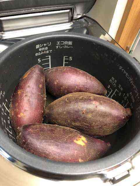輪切りにしたサツマイモを炊飯器に入れるだけで幸せになる天狗ちゃん下界で遊ぶ