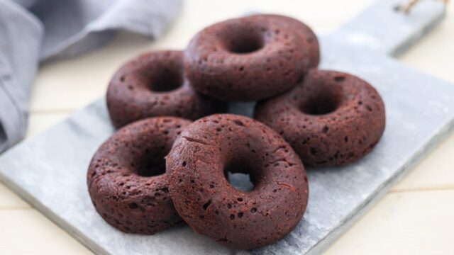 揚げない♪ココアバナナ米粉ドーナツレシピ 🍩🍌 簡単米粉おやつ @puchaneiyoushimama 揚げない！ココアバナナ米粉焼きドーナツレシピです。バナナのおかげで油控えめでもしっとり♪ 砂糖控えめでも美味しいです。 ドーナツ型がない場合、 マフィン型で焼いてもOK！ その