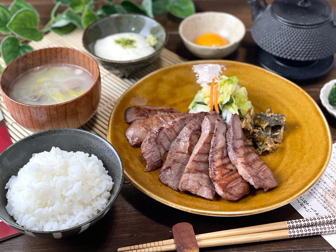 秋茜仙台牛タン・べこ政宗 公式 通販・お取り寄せ@gyutan_akiakane 👈 他の投稿はこちらから🐮牛タンに麦飯がつく理由牛タン定食の定番といえば・牛タン焼き ・麦飯 ・とろろ ・テールスープ ですよね！ 麦飯やとろろはどうして牛タン焼きと一緒に 食べ
