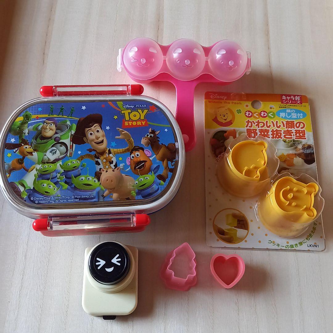 🍱05 11 14 ▷トイストーリーおにぎり ▷焼きそば ▷照り焼きつくね ▷ミニトマト ▷ごぼうと人参のサラダ ▷玉子焼き 今日はトイストーリー弁当です🚀こないだのマイクラ弁当と一緒で 100均の製氷パックを使って アルファベットブロックを作りました🧊🔠トイ