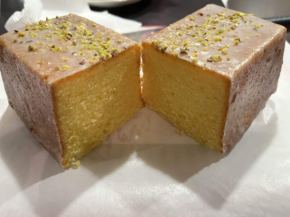 きび砂糖をミルサーで砕いて粉糖にして薄いグラスアローで仕上げる。 レモンたっぷりのアイシングを薄めに塗ったら高温でさっと乾燥焼き。グルテンフリーの粉は5種類配合。計量が細かくて測るだけで疲れちゃう。 レモンは手絞り。皮は丸ごと丁寧に擦りおろし。 手間も