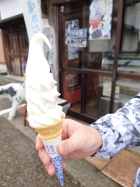 城下町のジェラート屋さん🍨 ⁡ ⁡ ○狩野牧場 内堀店⁡ 私の家から歩いていけるご近所の狩野牧場さん🐂 ⁡ 牧場の牛舎のすぐ横にある青い建物のカフェにはよく行ってたけど、そちらは閉店しました⁡
