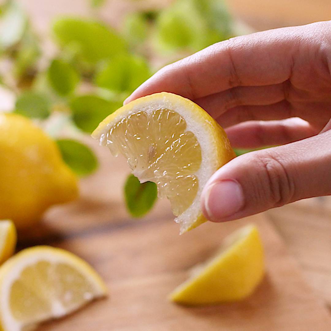 黄色の食品フラット イラスト。黄色の野菜や果物、テーブルの上のミキサー。ビタミン健康的な食事の概念の完全な。黄色の果物や野菜は、白い背景で隔離のイラスト素材・ベクターImage 56718145