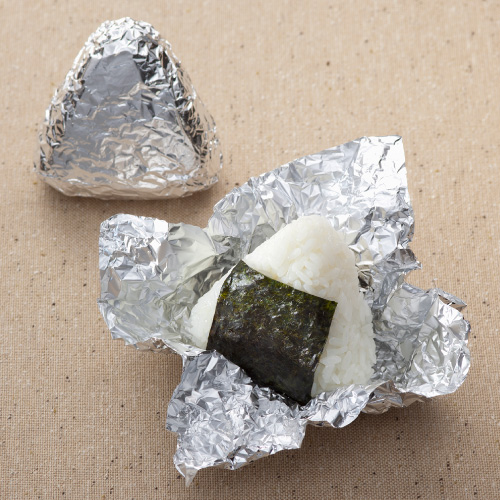 海苔パリパリ！アルミホイルでできる コンビニ風おにぎり の包み方 - YouTube