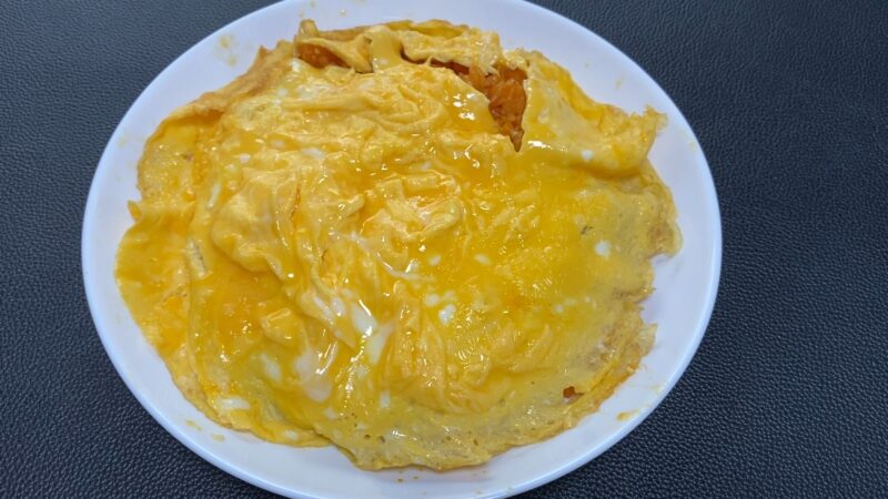 業務スーパー「冷凍チキンライス1kg」おいしい？まずい？オムライスの中身を1kg食べてみた - むねぞうライフ