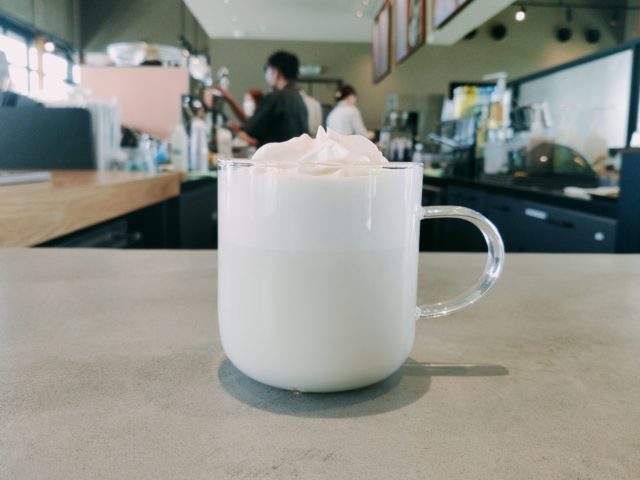 2025年最新 スタバのホワイトホットチョコレートの頼み方は？値段も紹介！ ちそう