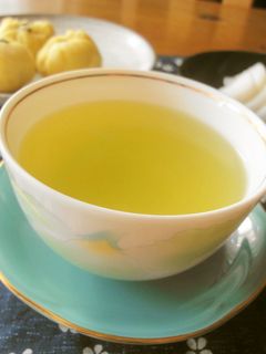 緑茶の入れ方。プロが教えるおいしい水出し方法、ホットにぴったりな温度 - りっすん by イーアイデム
