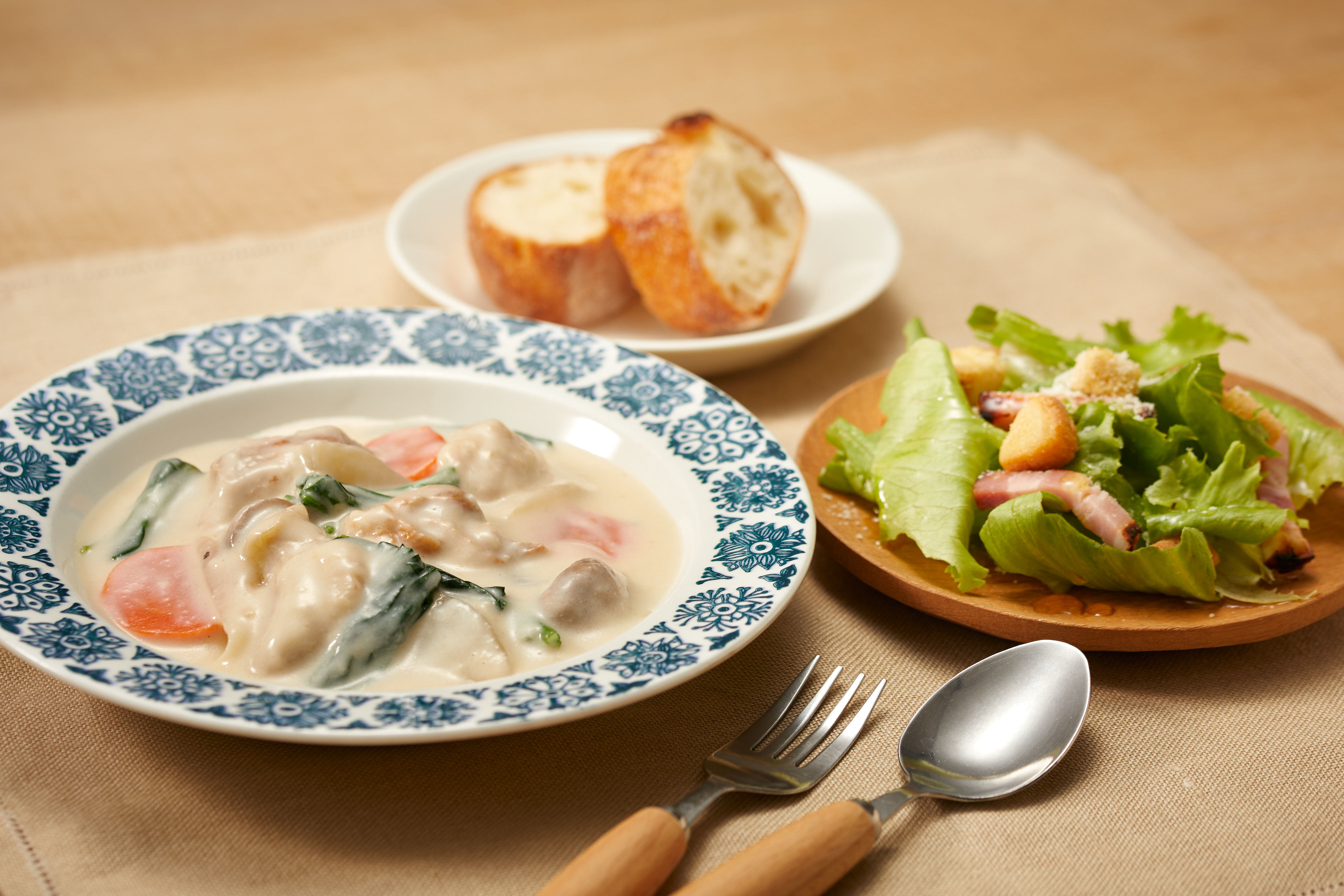 クリームシチューとレーズンパンの朝ごはんです。 ·献立クリームシチュー レーズンパン キャロットラペ ささみのカレーマヨ和えきゅうりとトマトのレモンマリネ ゆで卵 いちご コーヒー · · · · · · ·クリームシチューシチューレーズンパンstew朝ごはん