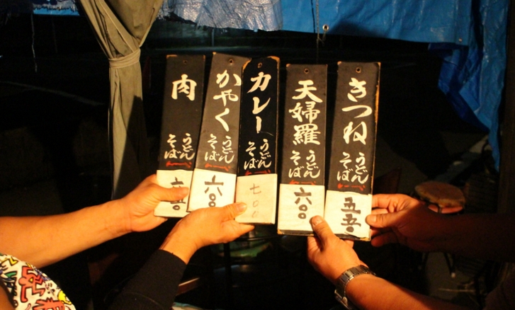 〆のうどんが感動するほど旨い！博多の地元民が愛してやまない「屋台あや」は有名芸人も唸らせた名店中の名店 - ぐるなび みんなのごはん
