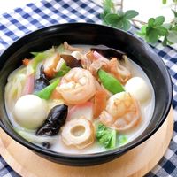 スープなのに主役級 ♡体に染みる、満たされスープ🍲味噌×豆乳×ごまの美味しい組み合わせで やさしいのにコク深い♡冷蔵庫にある食材でパパッと作れて、 お腹も心も満たされる簡単スープです☺️ 仕上げにラー油をプラスしても◎ ピリ辛で食欲そそる味わいです