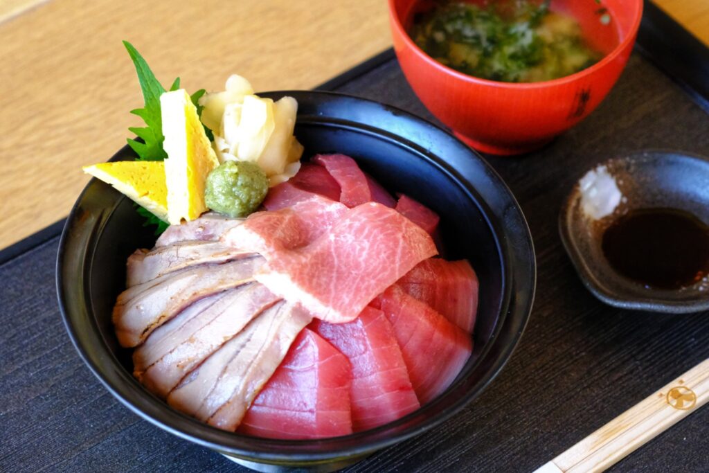 ネギトロ もう市販品に戻れない！サクから作るふわふわネギトロ丼！, ——————, ▶材料, マグロ赤身：200g, ＜調味料＞,マヨネーズ：小さじ2, 塩：2つまみ, ごま油：小さじ1 2, おろしにんにく：お好みで, ねぎ小口切り：適量, 醤油：大さじ1,煮切りみりん：大さじ1, わさび：適量, ▶作り方, ①鮪をカットして細かくたたく。,