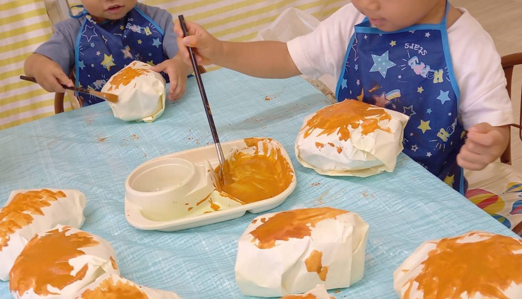 紙緩衝材を使った簡単な工作をご紹介。クロワッサンをつくりました。パン屋さんごっこにおススメ